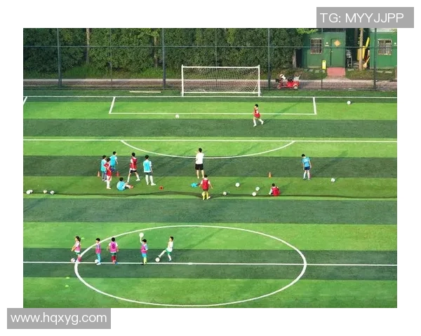 足球明星与儿童亲密互动温馨瞬间展现梦想与希望的美好画面