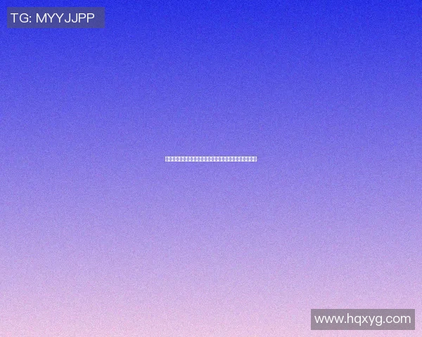 篮球明星手握水瓶展现运动精神与健康生活理念的完美结合